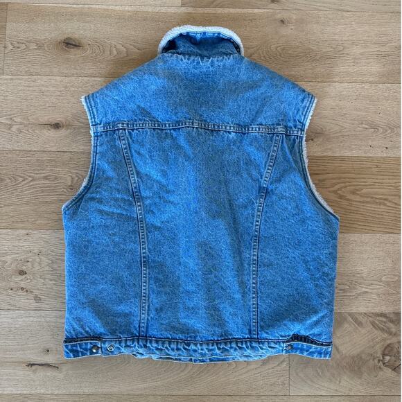 C. James & Co - Sherpa Lined Sleeveless Denim Vest in Blue & Off White - Picture 3 of 3